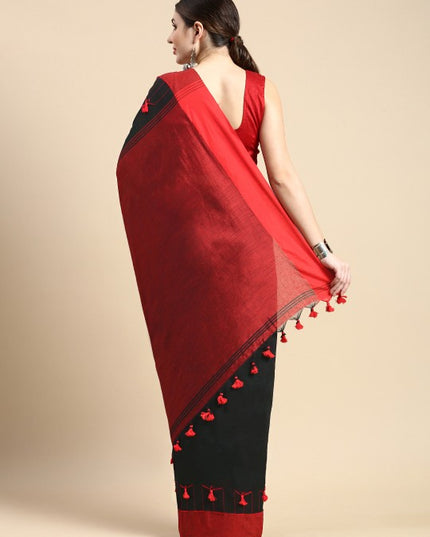 DESH BIDESH Embroidered Solid Pure Cotton Taant Saree