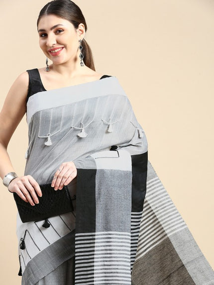 DESH BIDESH Colourblocked Pure Cotton Taant Saree