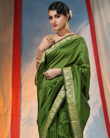 Exquisite Green Woven Zari Silk Blend Saree with Blouse Piece
