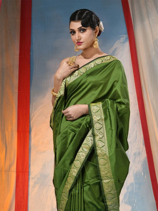 Exquisite Green Woven Zari Silk Blend Saree with Blouse Piece