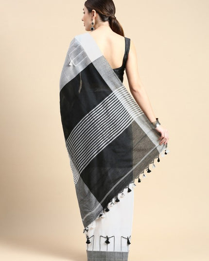 DESH BIDESH Colourblocked Pure Cotton Taant Saree