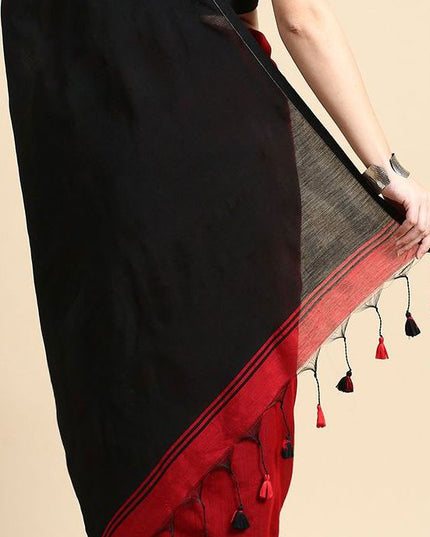 Exquisite Dual-Tone Silk Cotton Saree with Tassel Embellishments and Unstitched Blouse Piece