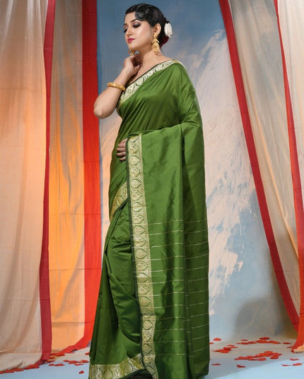 Exquisite Green Woven Zari Silk Blend Saree with Blouse Piece