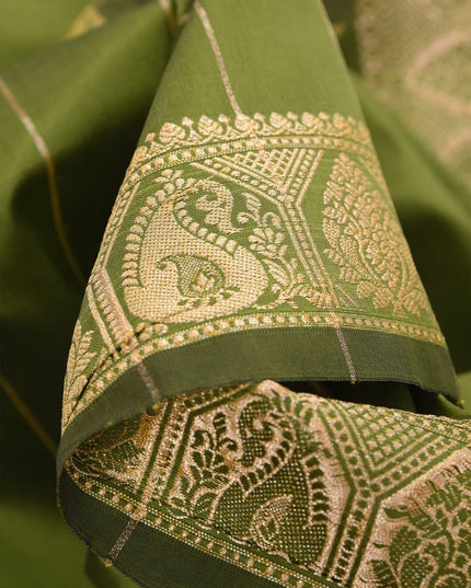 Exquisite Green Woven Zari Silk Blend Saree with Blouse Piece